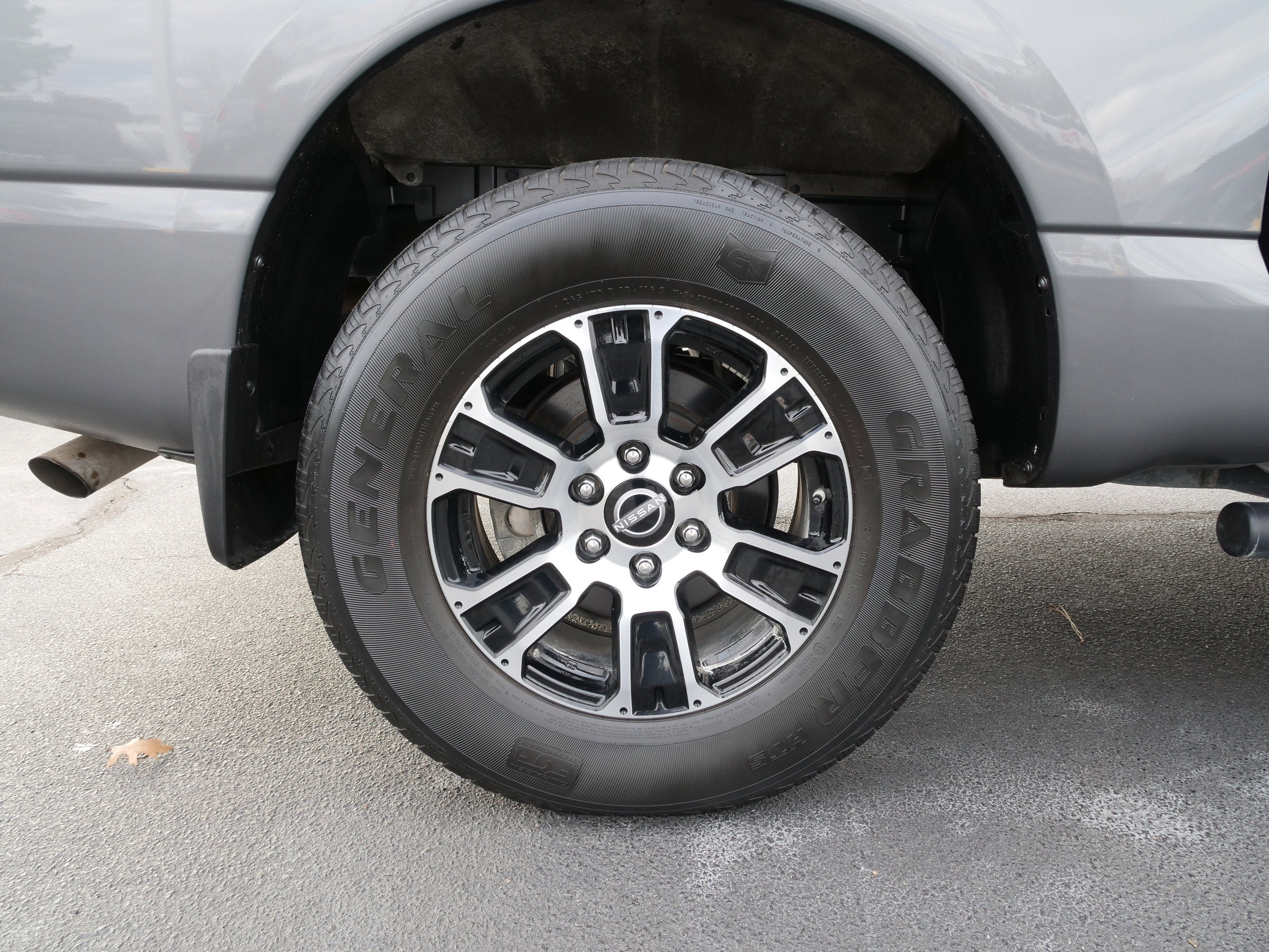 2023 Nissan Titan SV