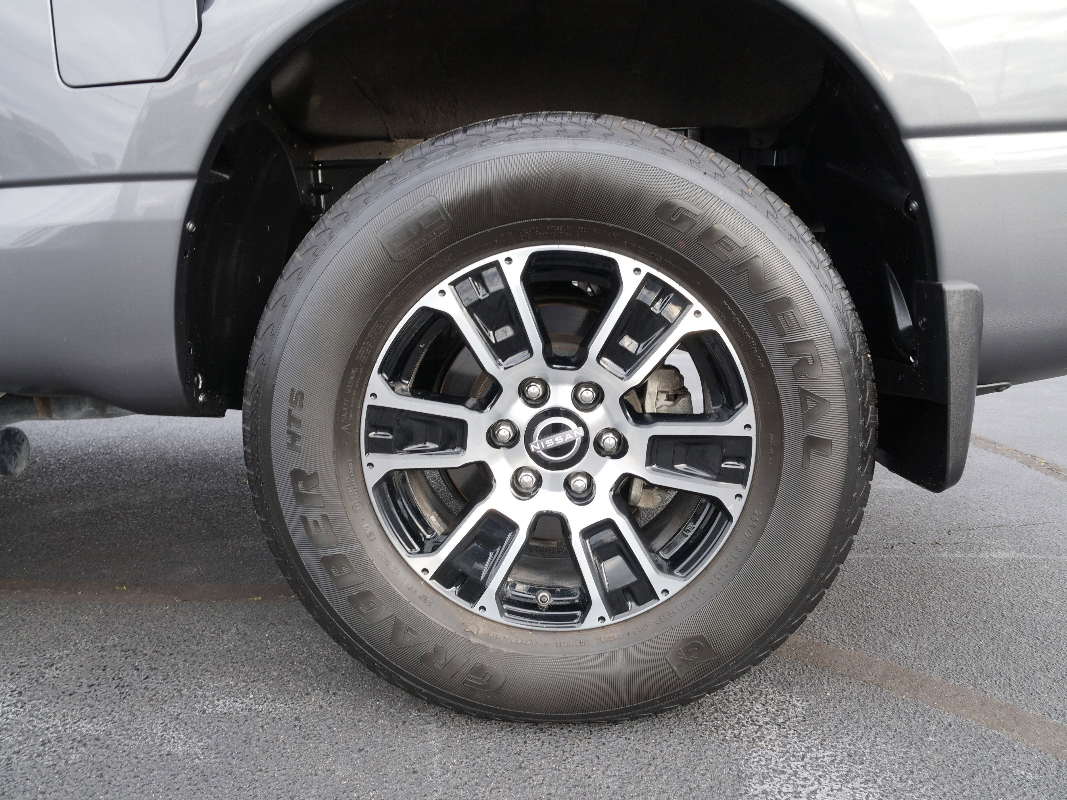 2023 Nissan Titan SV