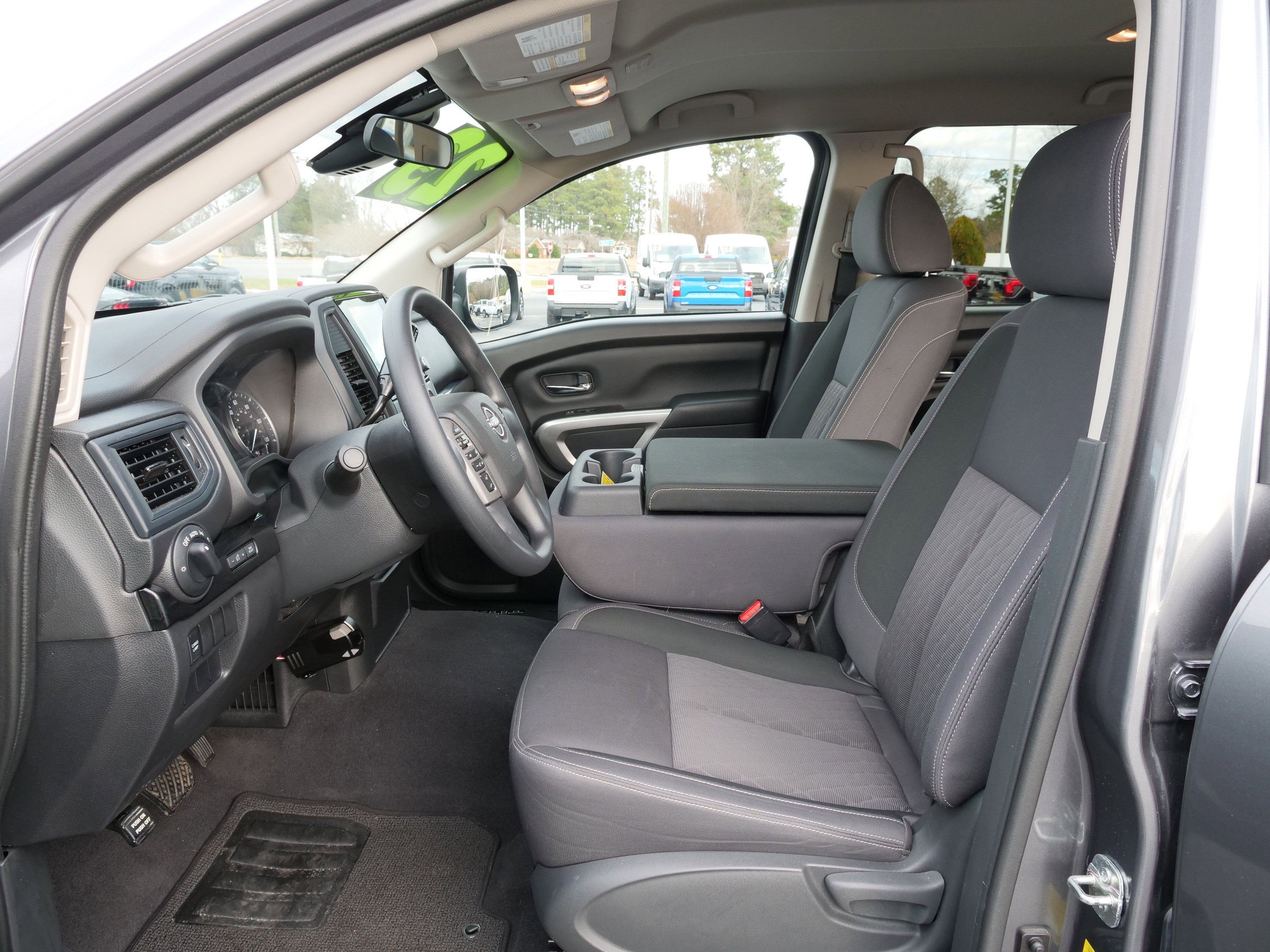 2023 Nissan Titan SV