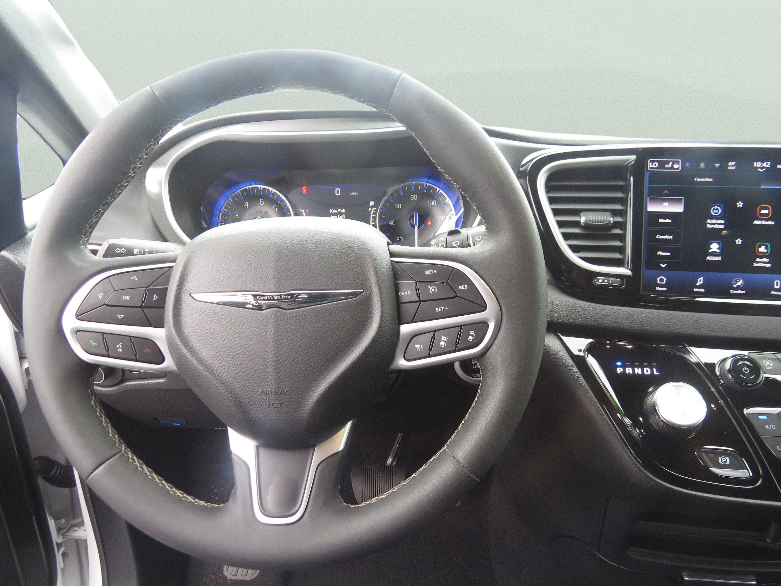 2025 Chrysler Pacifica Select