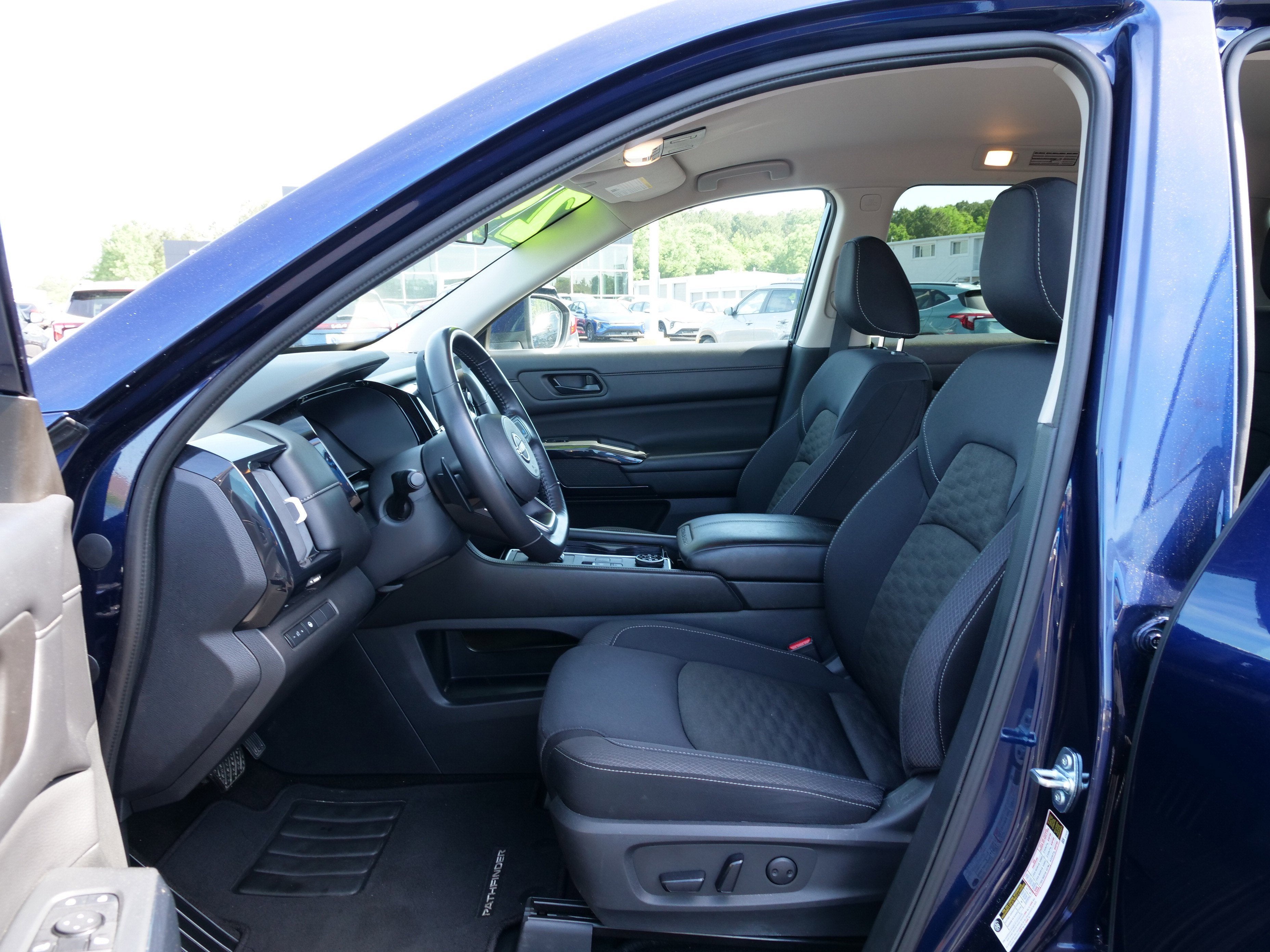 2024 Nissan Pathfinder SV