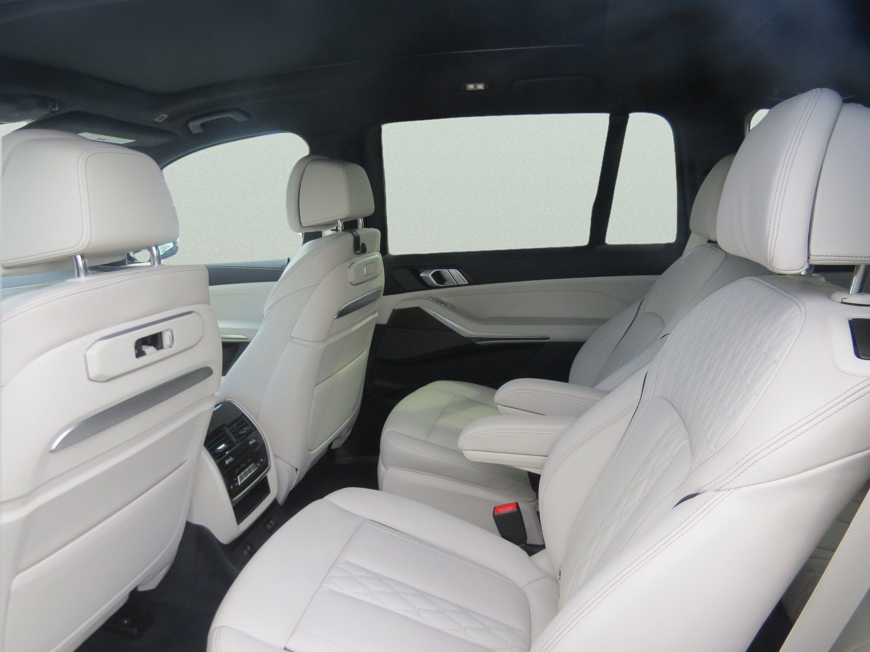 2025 BMW X7 M60i